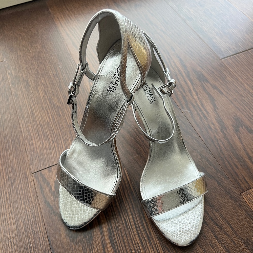NWT Michael Kors Simone Silver Snakeskin Sandals